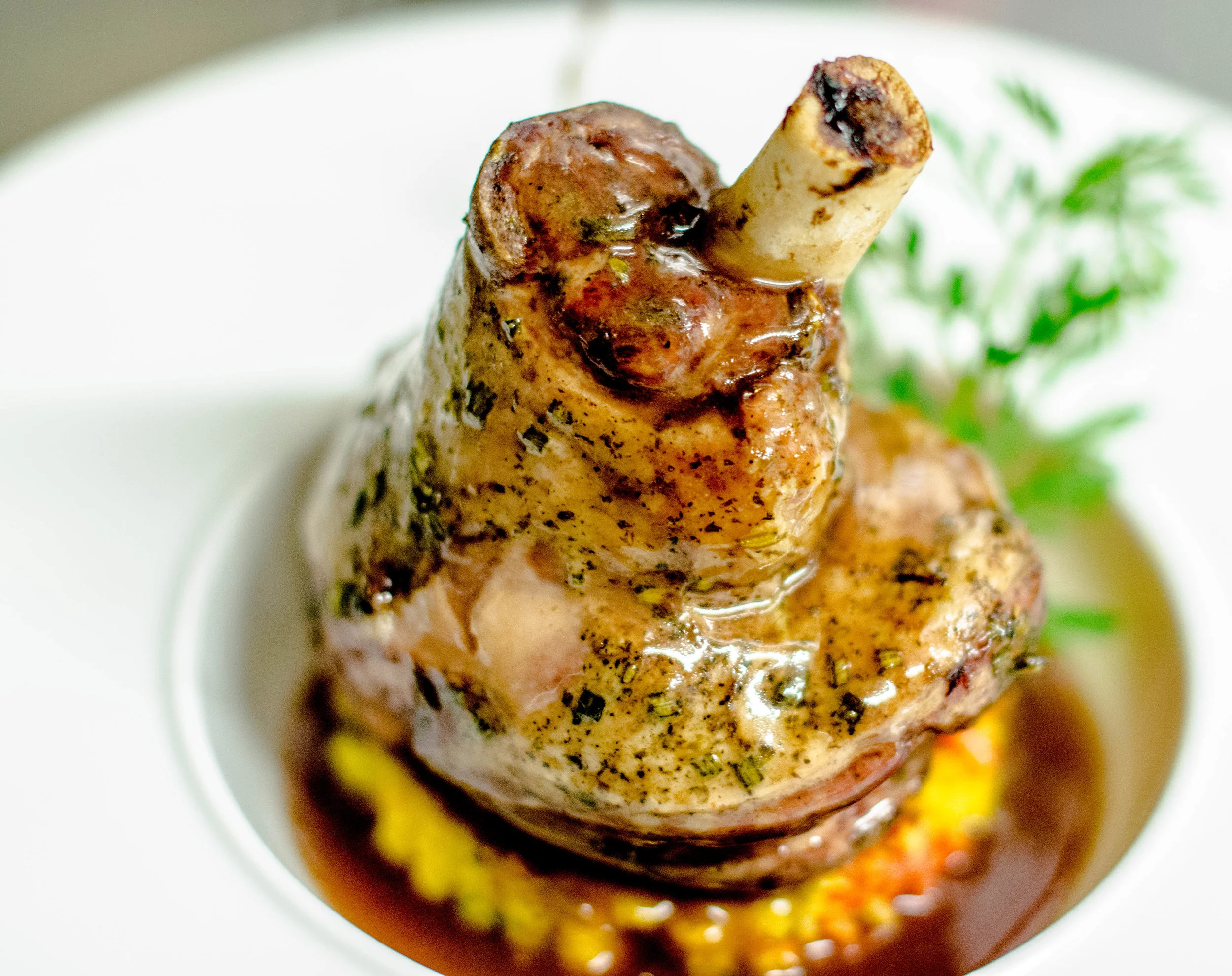 Souris d'agneau confite, dressage soigné à L'Auberge Provençale