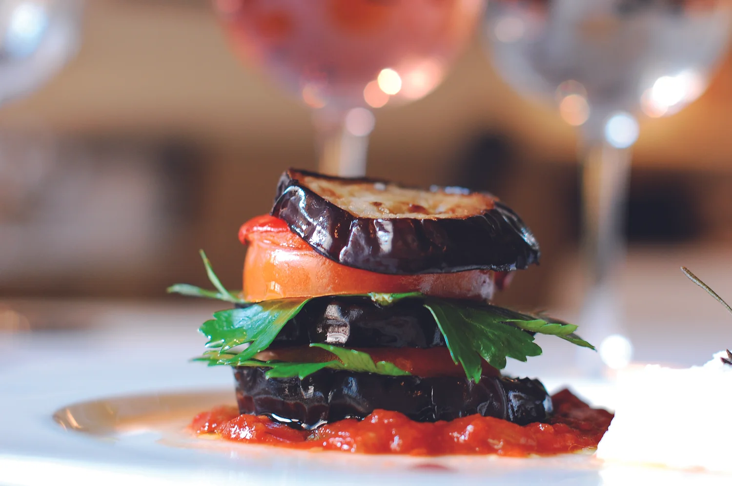 Entrée provençale : mille-feuille d'aubergine et tomate confite
