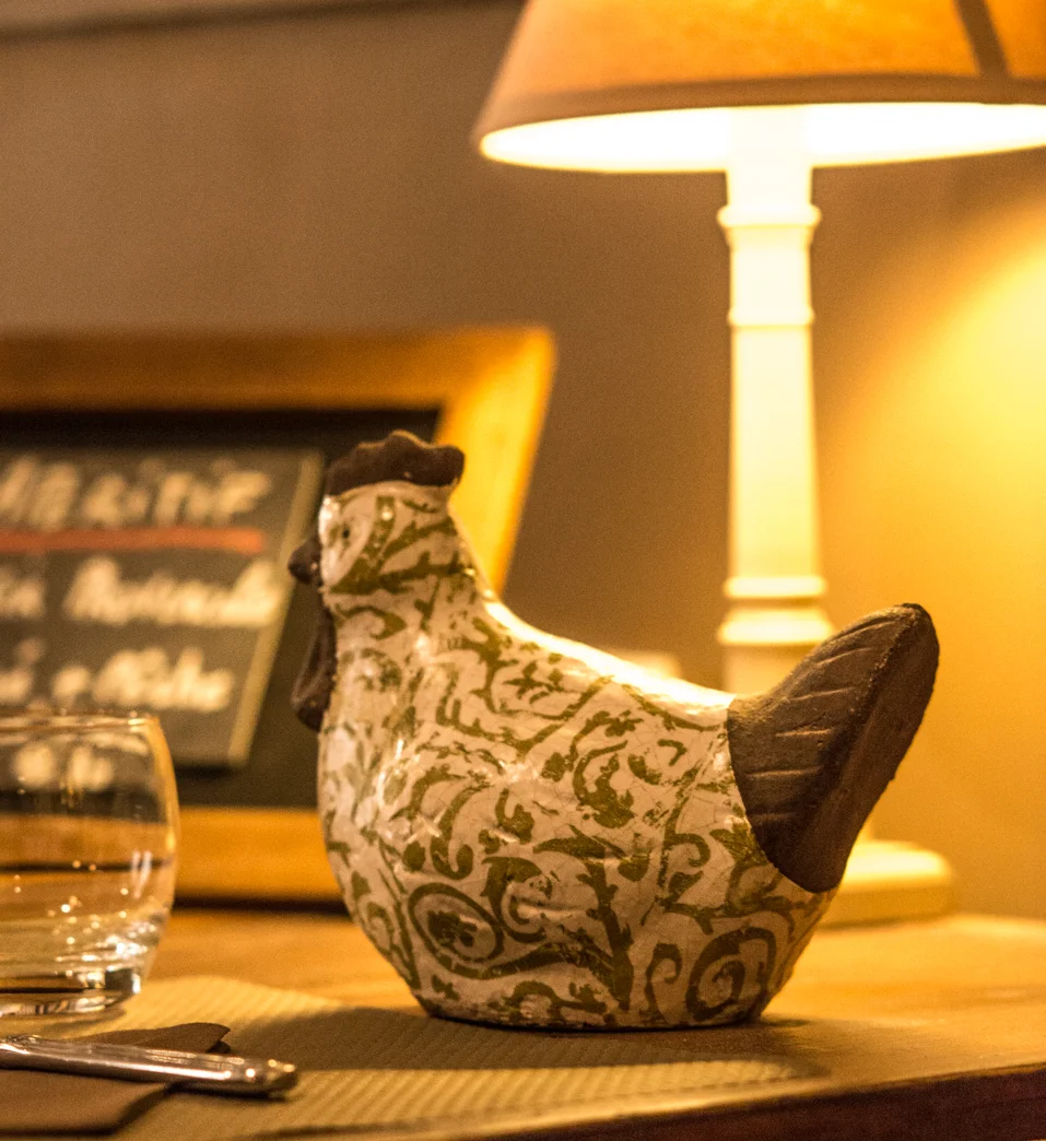 Détail chaleureux : lampe tamisée et décor rustique